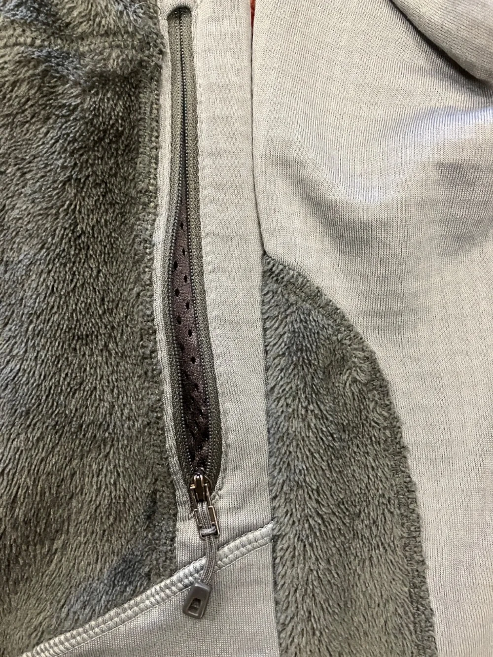 NEW Men's Patagonia R2 Polartec Thermal Pro Fleece - LARGE - Grey